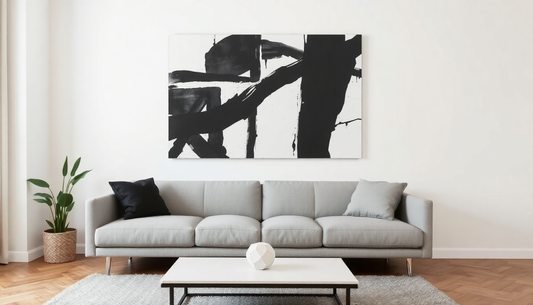 Abstract zwart-wit kunstwerk in houten lijst aan muur om te laten zien hoe maak je kunst van je interieur