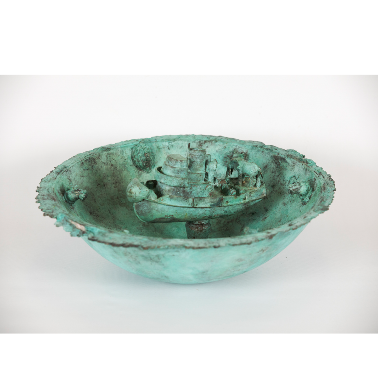 Kunstwerk De Ark van Noach, unieke bronzen sculptuur met details van een scheepje in een komvormige basis