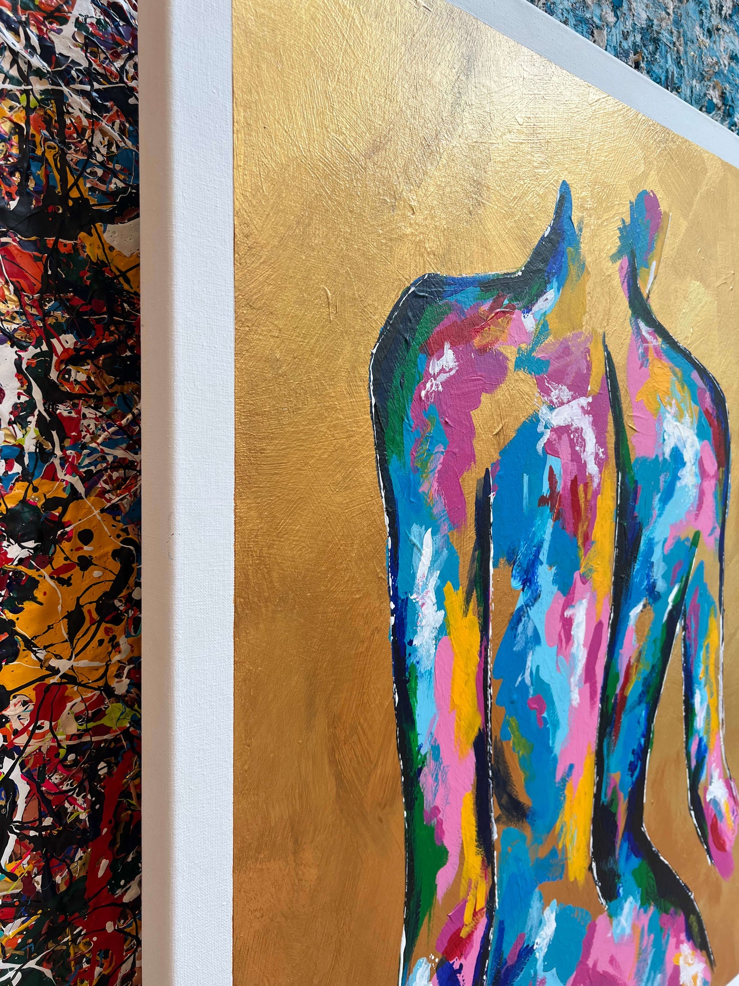 Kleurrijk schilderij van vrouw