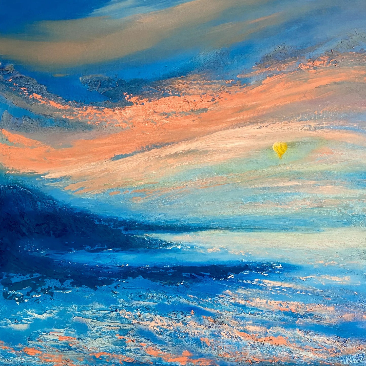 Abstract kunstwerk van Inez Heintzberger met blauwe en oranje tinten en een luchtballon