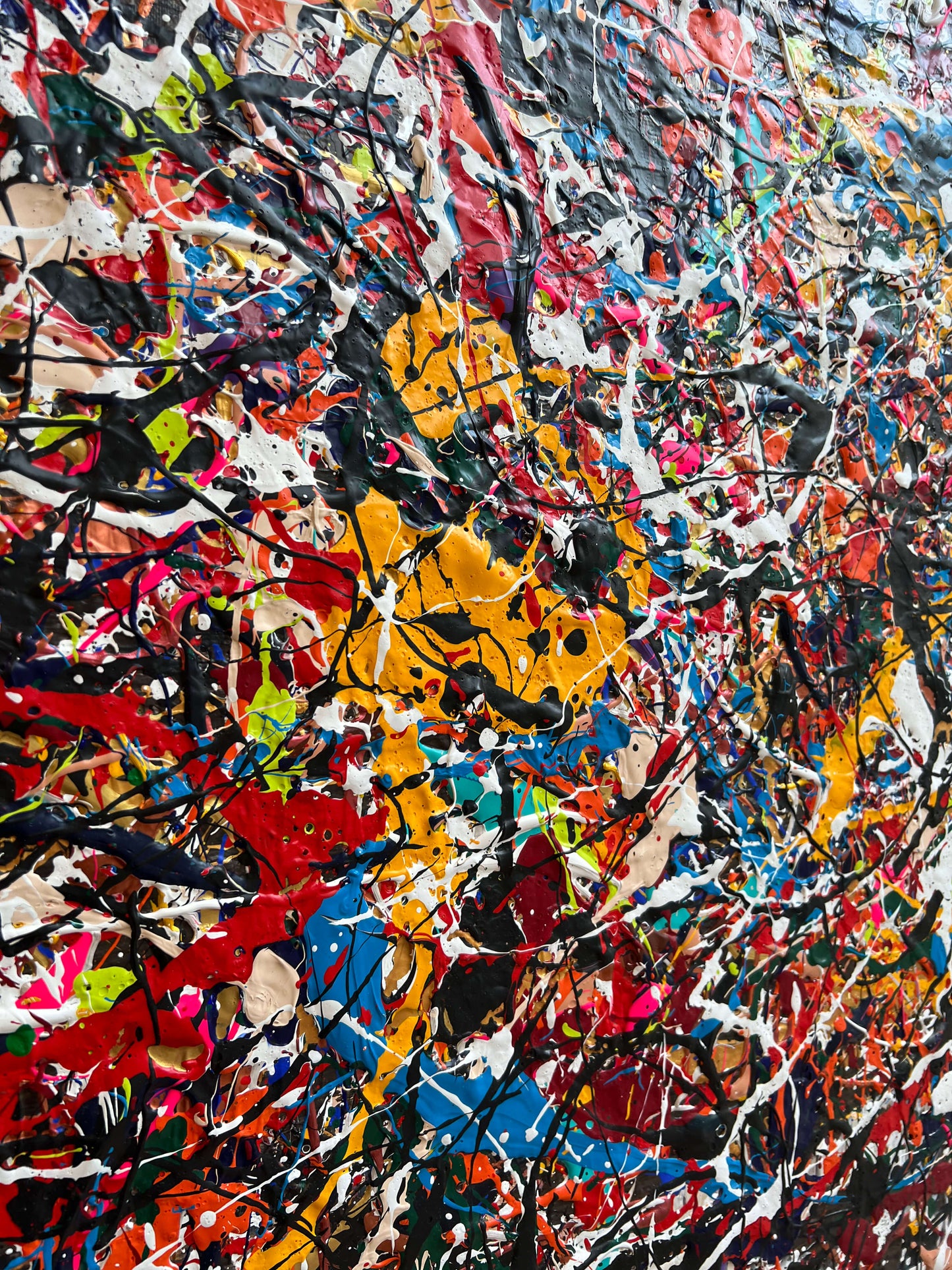 Kleurrijk en expressief langwerpig kunstwerk van Atelier58 met dynamische verfspatten en lijnen