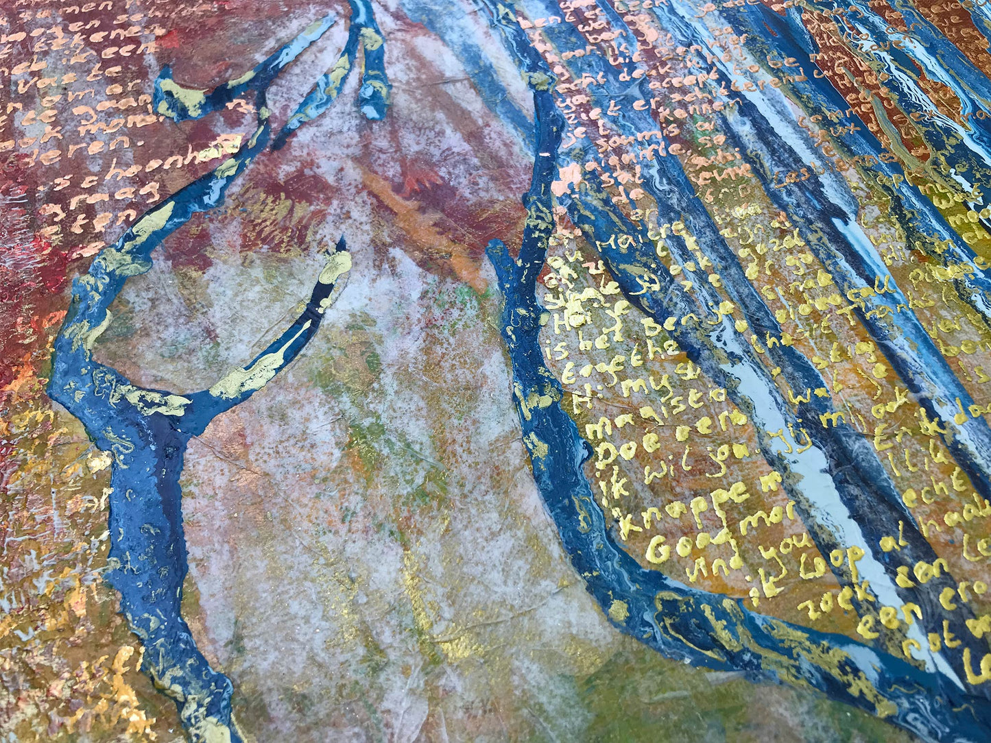 Abstract schilderij blauw geel van Elise Eekhout met gouden tekst en kleurrijke patronen