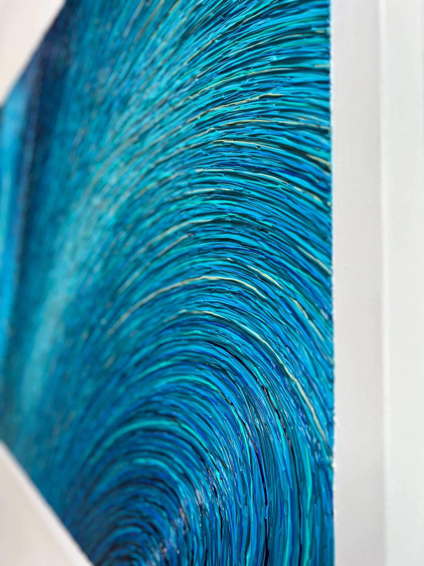 Abstract schilderij blauw met textuur en golvende lijnen van Atelier58