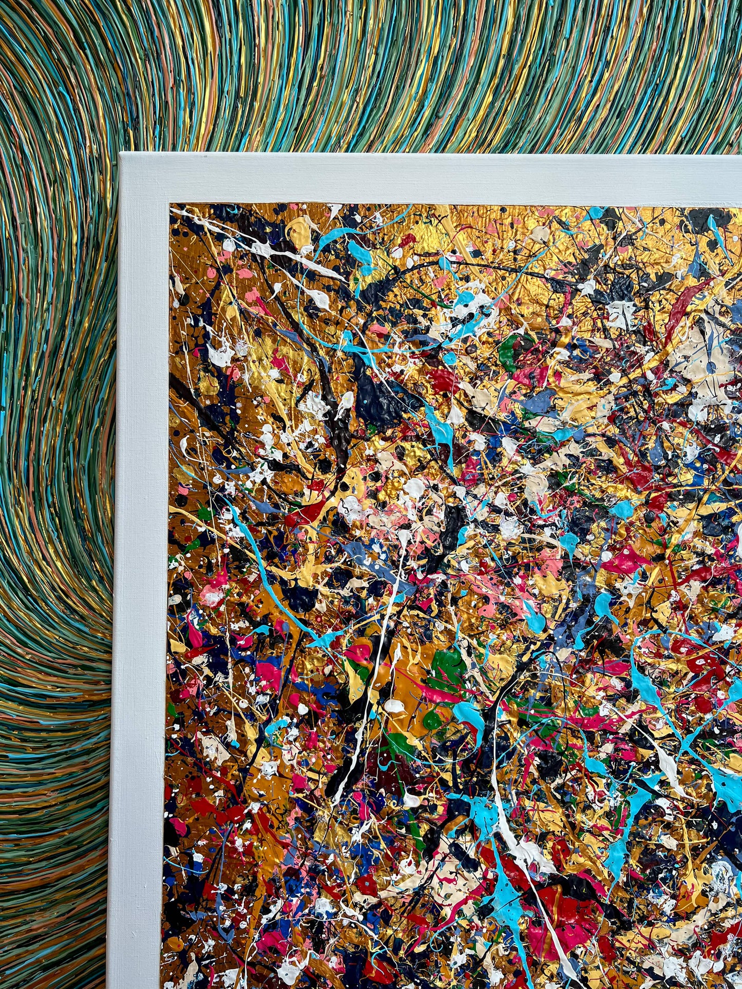 Abstract schilderij bloemenveld van Atelier58 met levendige kleuren en expressieve penseelstreken