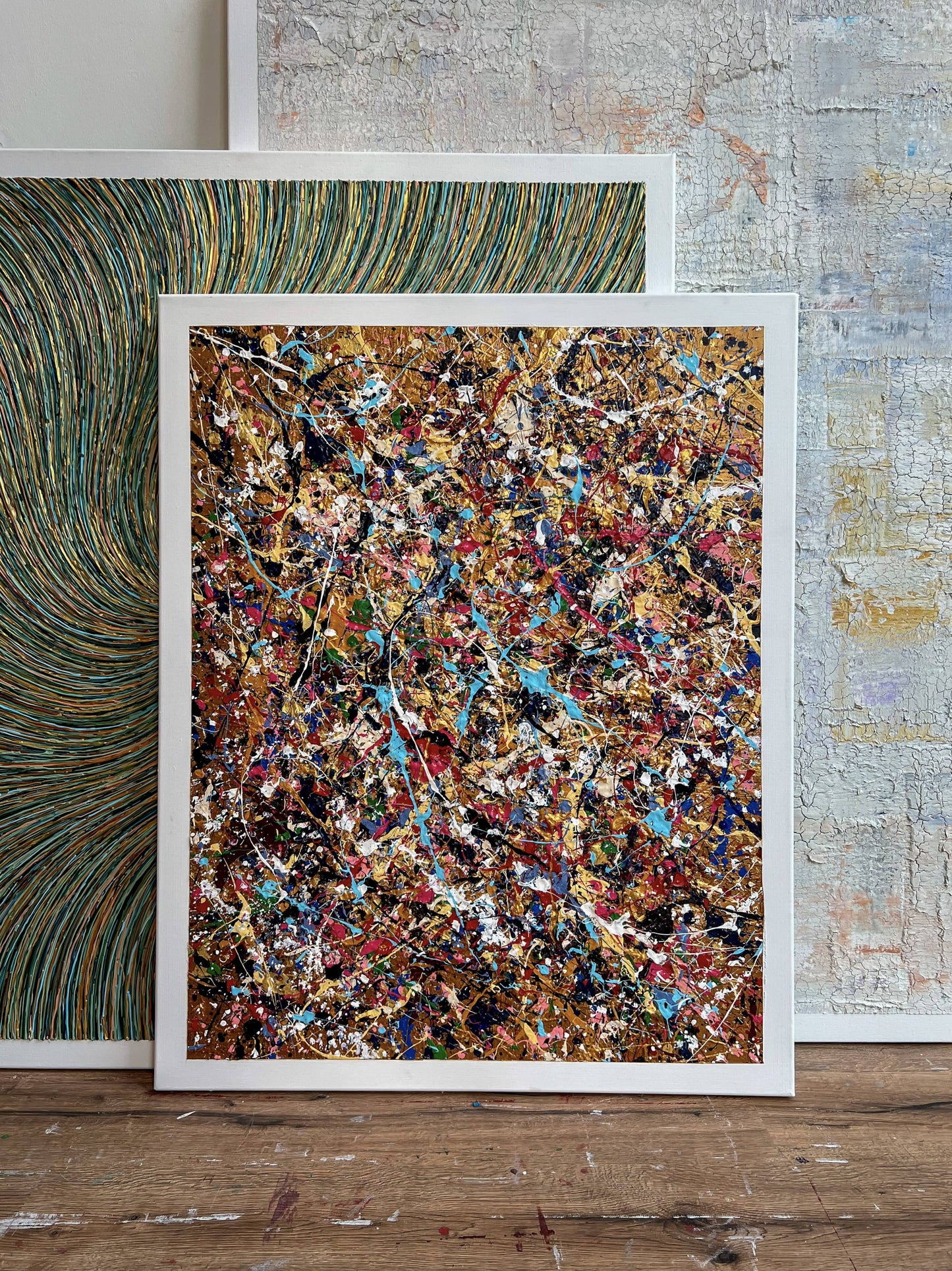 Abstract schilderij bloemenveld met kleurrijke verfspatten in witte lijst van Atelier58