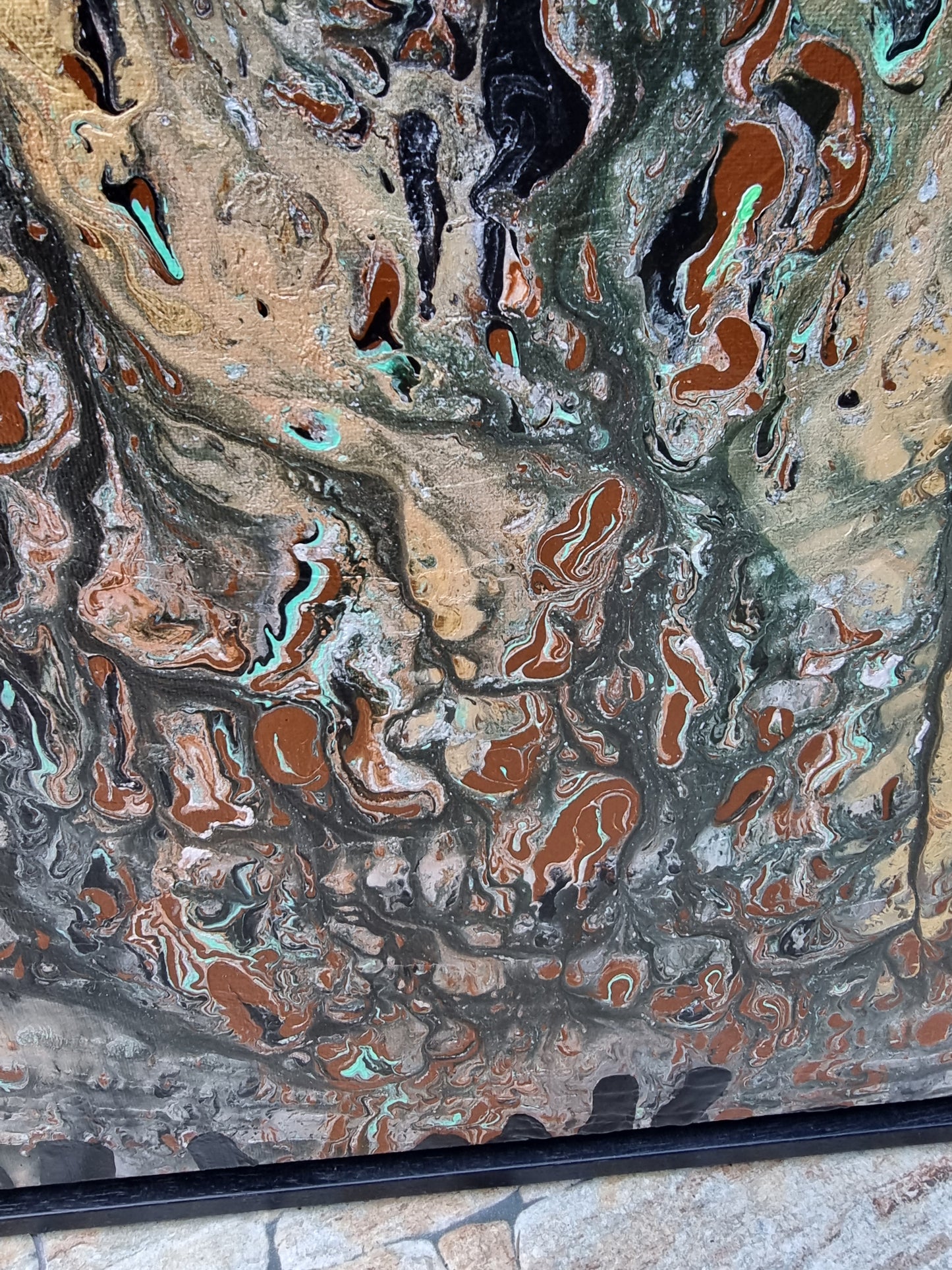 Abstract schilderij van Frances Eckhardt met aardetinten en turquoise accenten in vloeiende vormen