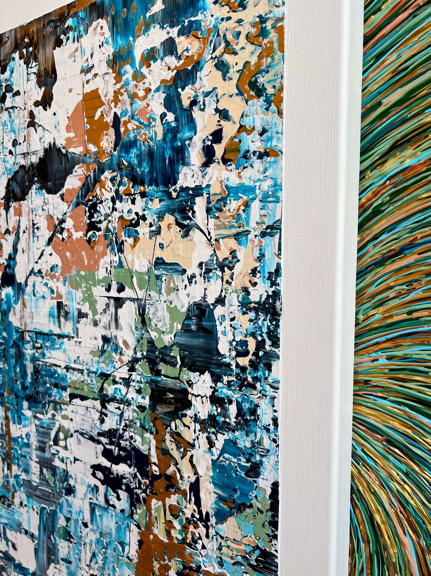 Abstract schilderij van Atelier58 met blauwe en oranje tinten en rijke textuur op canvas