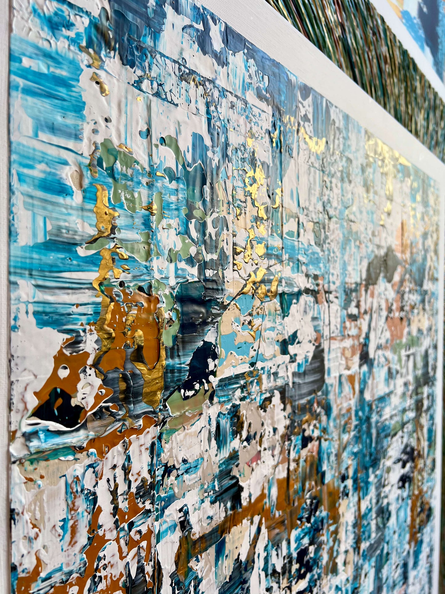 Abstract schilderij van Atelier58 met rijke texturen en blauwe en gouden tinten