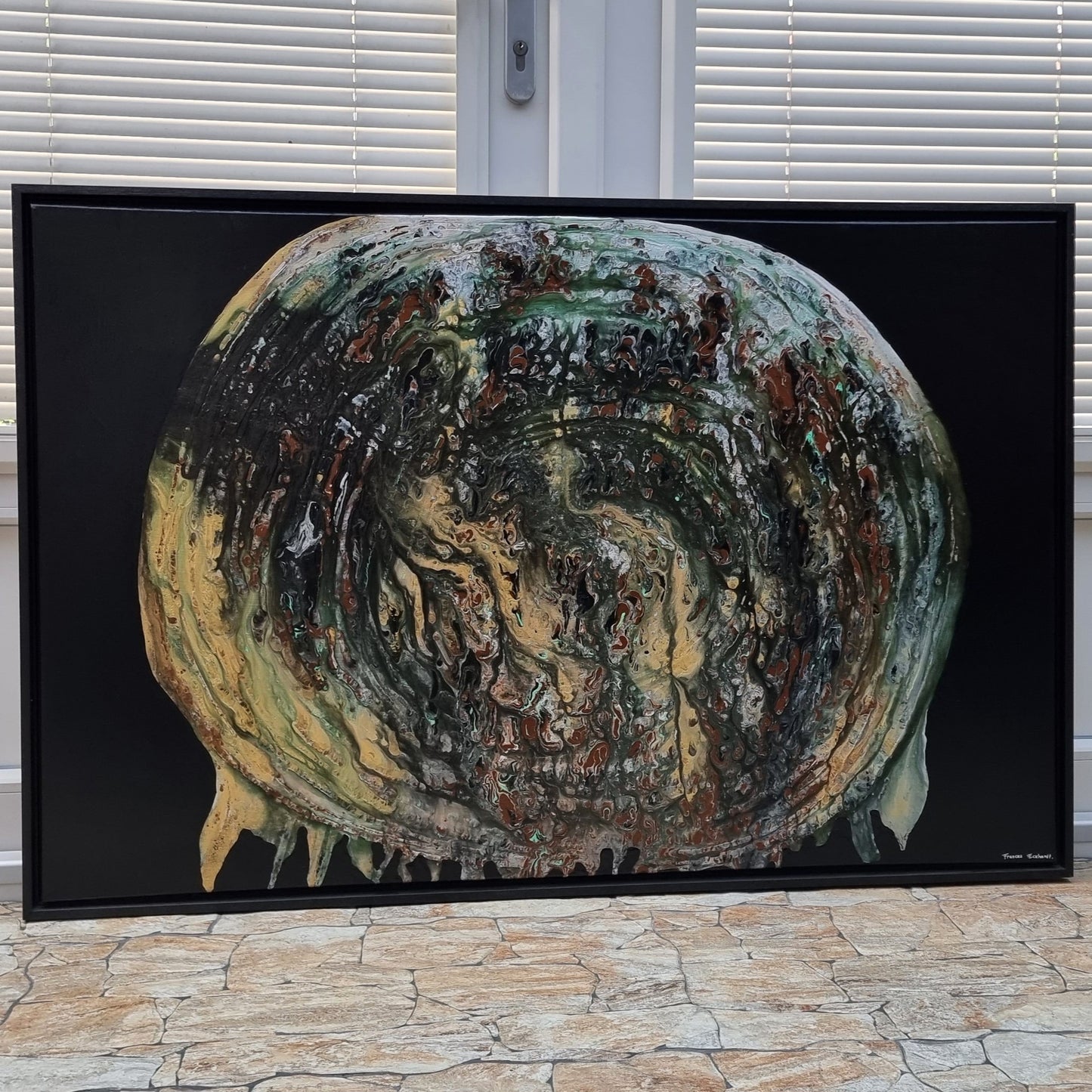 Abstract schilderij van Frances Eckhardt met organische vormen en donkere aardetinten in zwarte lijst