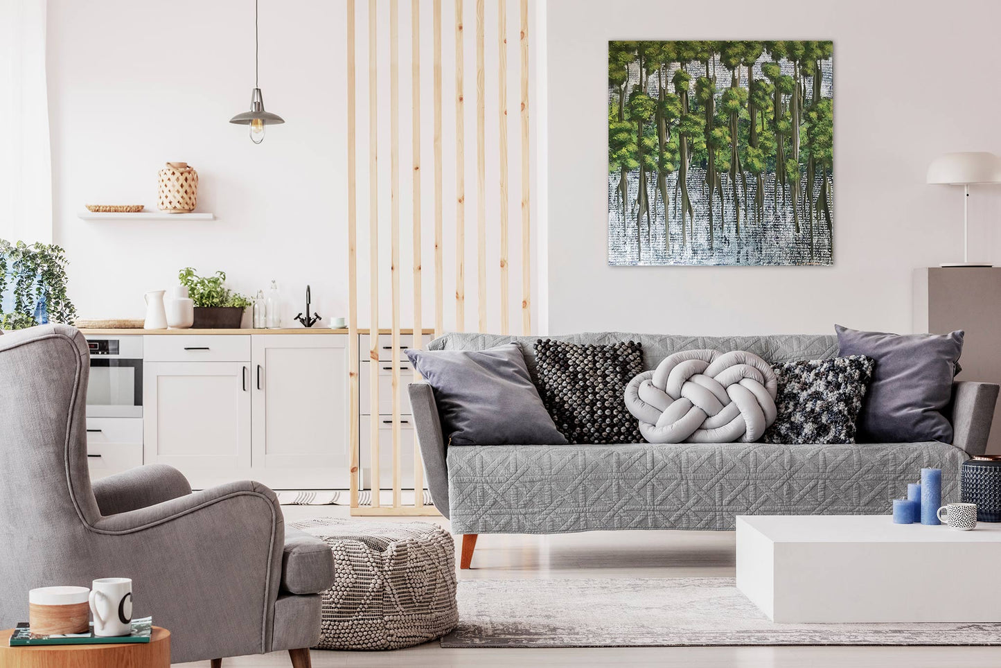 Abstract schilderij van Elise Eekhout in een modern woonkamer met lichte kleuren