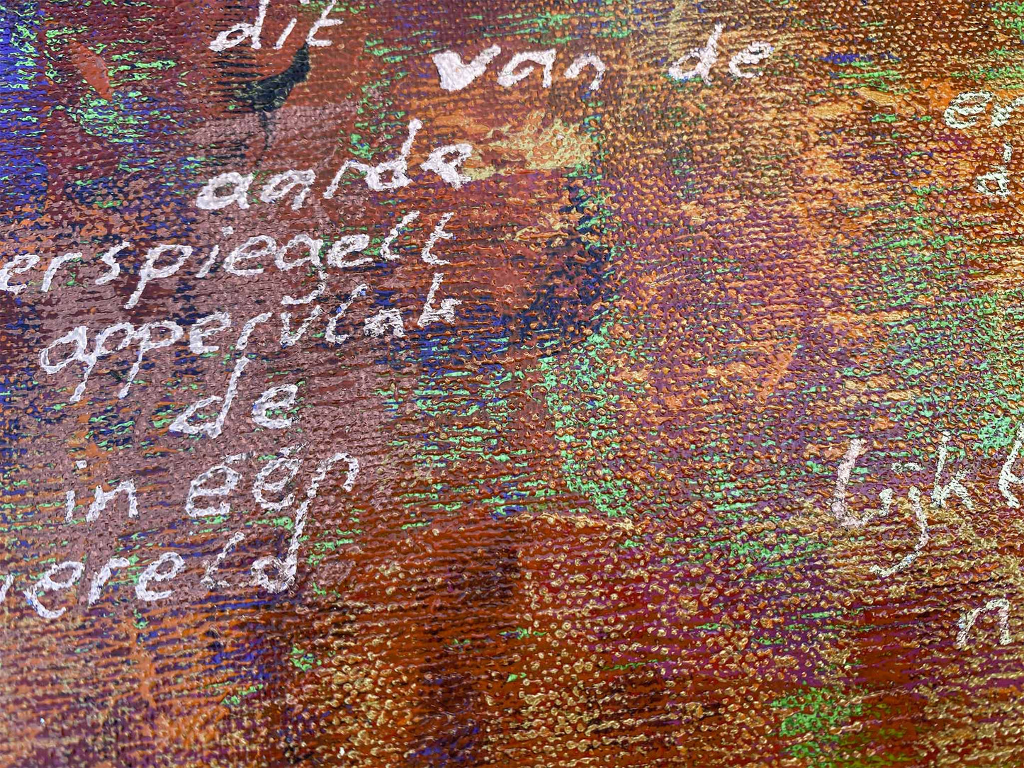 Abstract schilderij zonsondergang met kleurrijke texturen en woorden die diepte en betekenis toevoegen