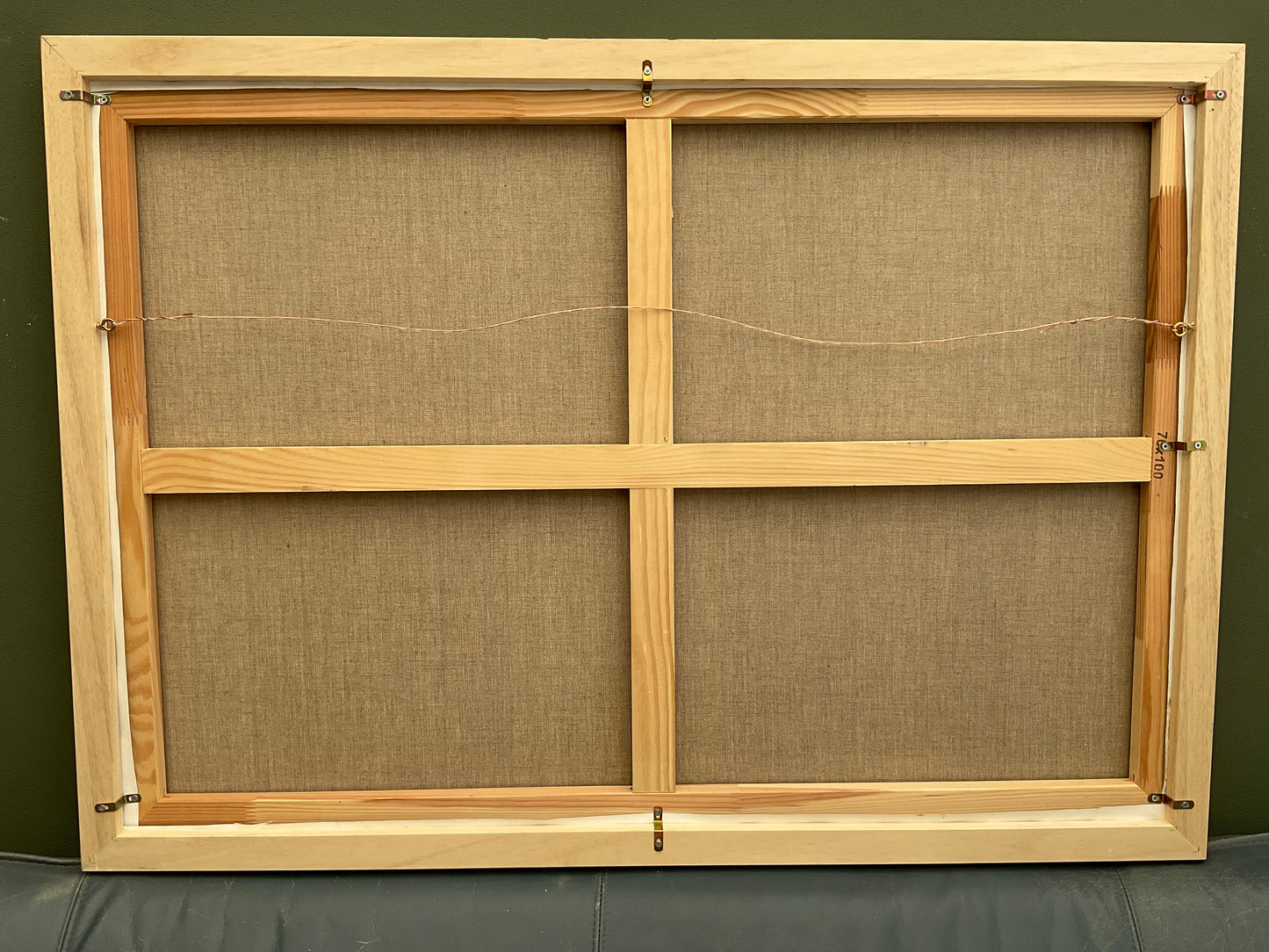 Achterkant van een schilderij van Corné Akkers met anaglyphical roundism, zichtbaar houten frame en bevestigingen.