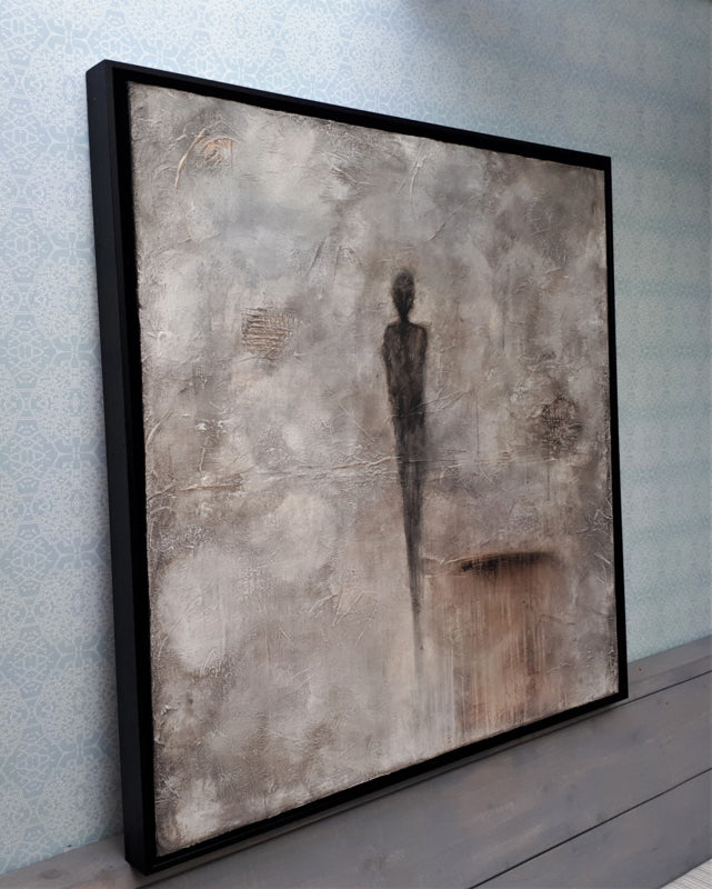Silhouette schilderij van Frances Eckhardt groot abstract canvas met langgerekte figuur en zwart frame