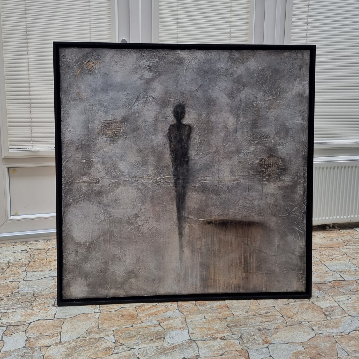 Silhouette schilderij van Frances Eckhardt vierkant abstract grijs textuurdoek met lange donkere menselijke silhouet