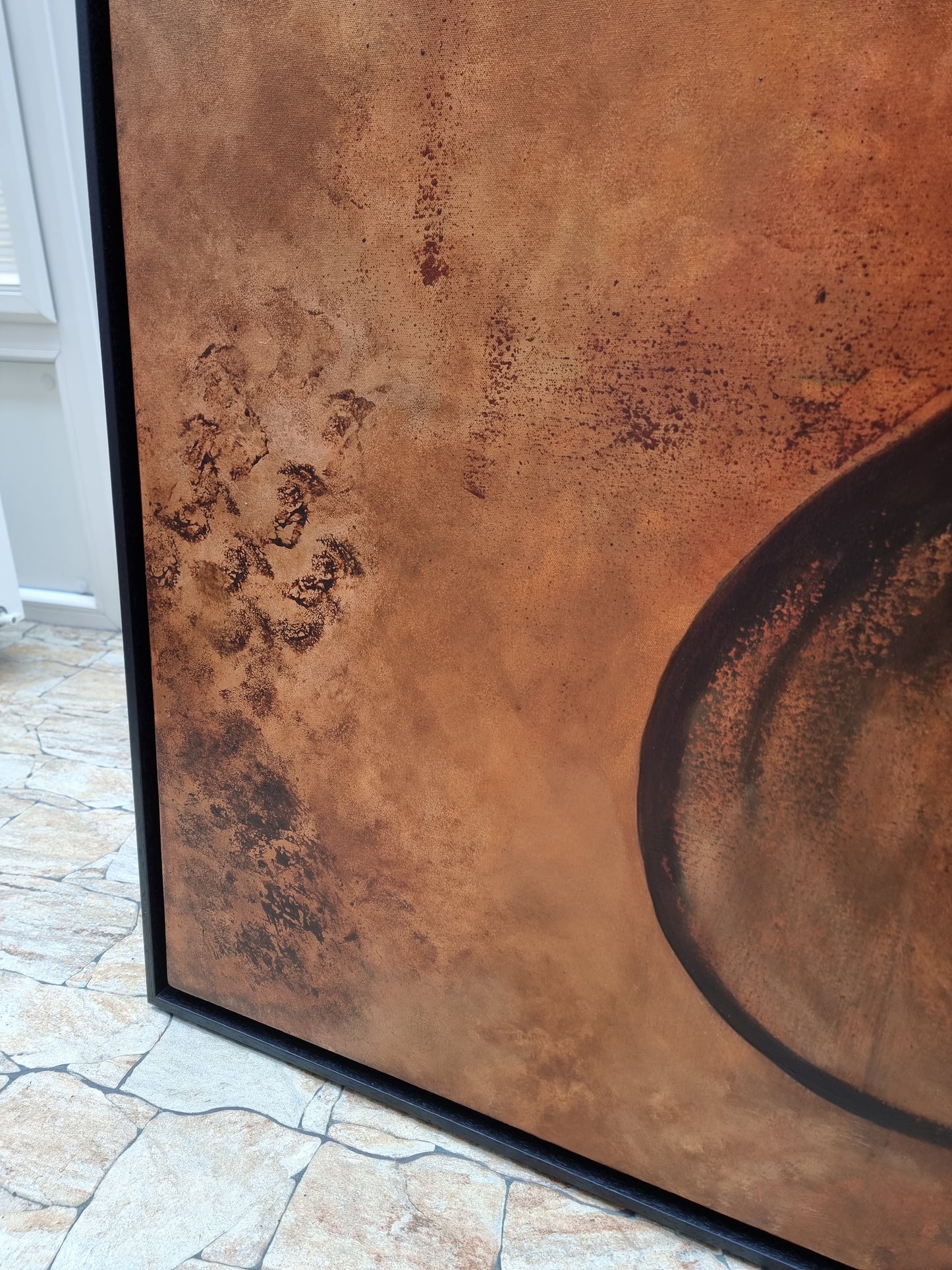 Vierkant schilderij door Frances Eckhardt close up abstract bruine textuur met zwarte cirkel en smalle lijst