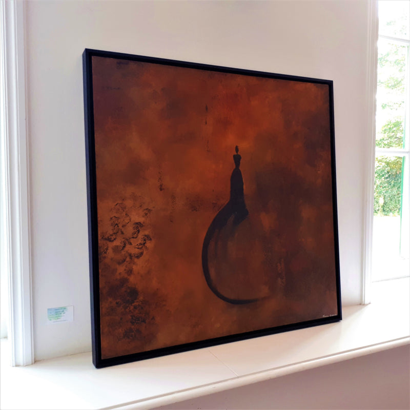 Vierkant schilderij Frances Eckhardt abstract silhouet in warme roestbruine tonen met zwarte lijst