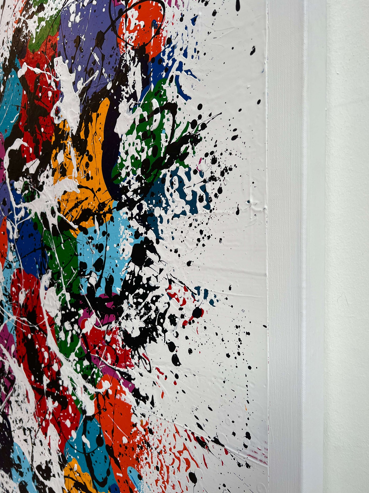 Abstract schilderij Atelier58 met kleurrijke verfspatten op wit canvas en dynamische penseelstreken
