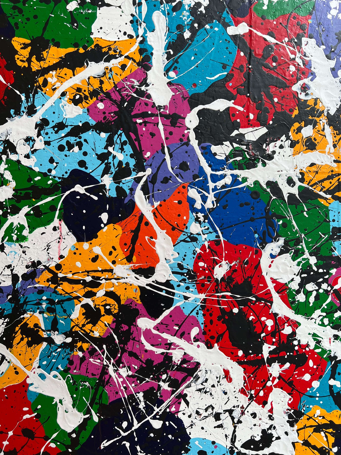 Abstract schilderij Atelier58 met kleurrijke vlekken en witte spatten in moderne kunststijl