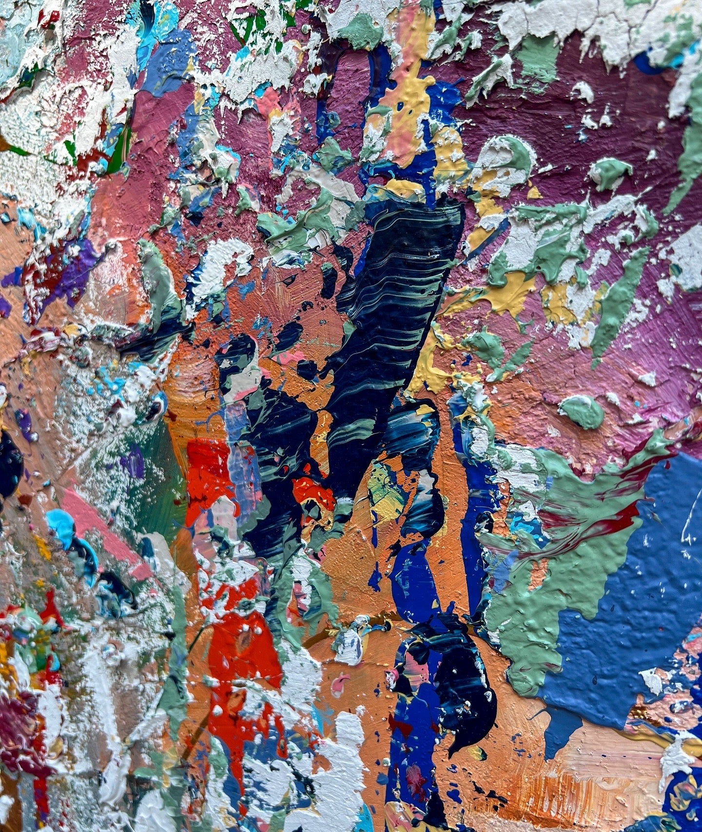 Gedetailleerd close-up van een kleurrijk schilderij van Atelier58 met dikke verftexturen en levendige kleuren
