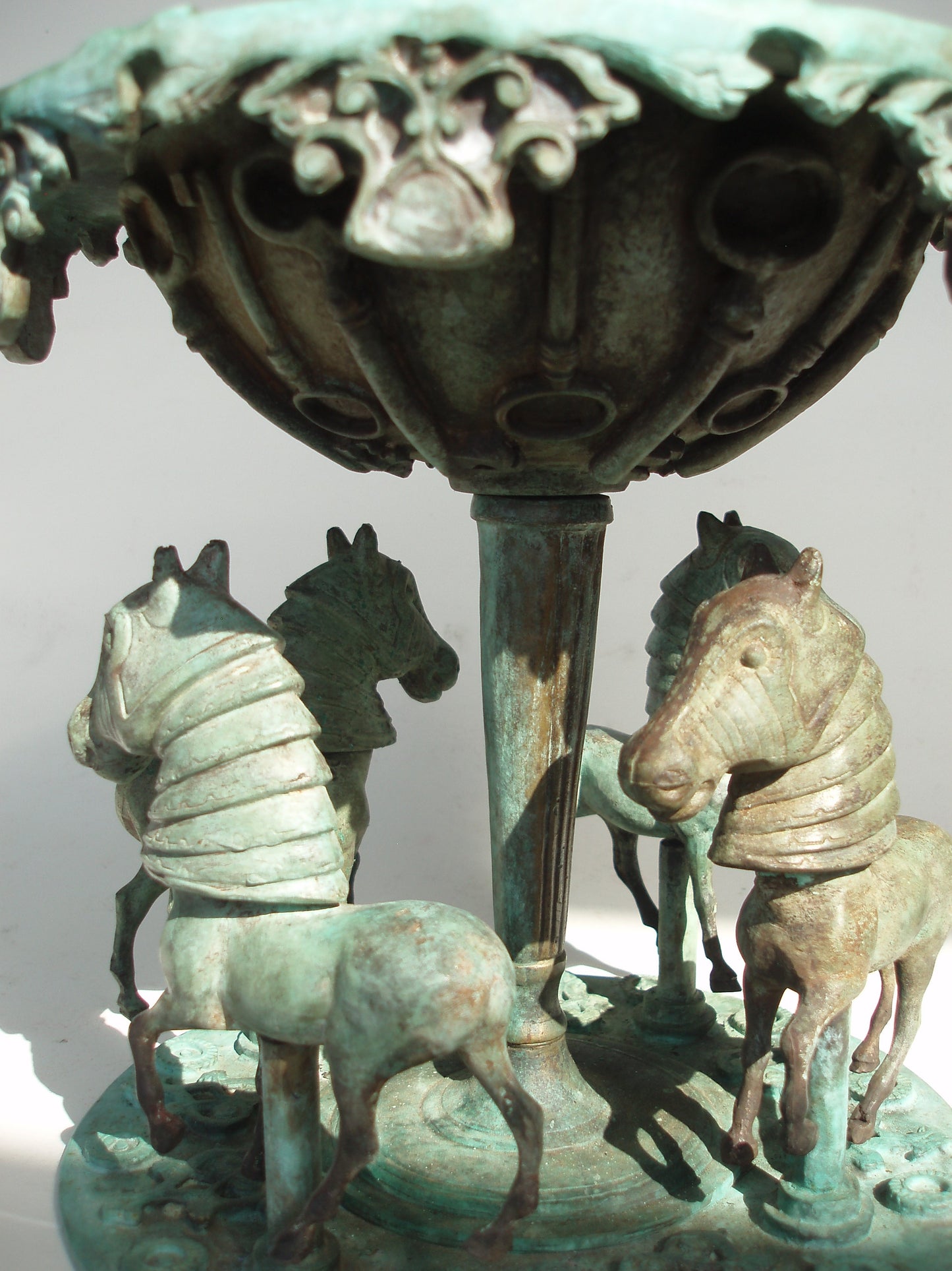 Bronzen carrousel sculptuur met gedetailleerde paarden en sierlijke basis voor decoratie