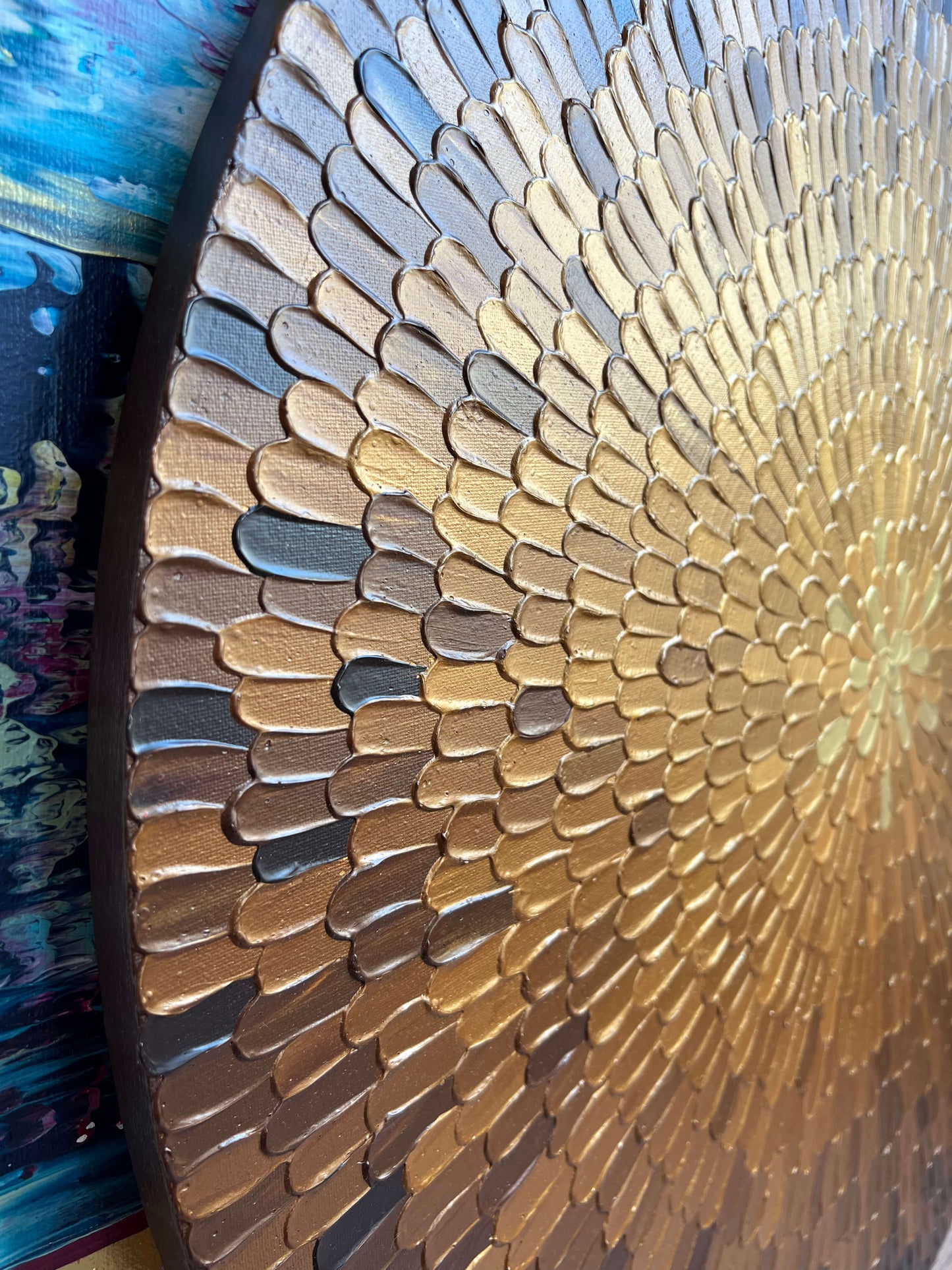 Rond schilderij van Atelier58 met goudkleurige en blauwe abstracte textuur