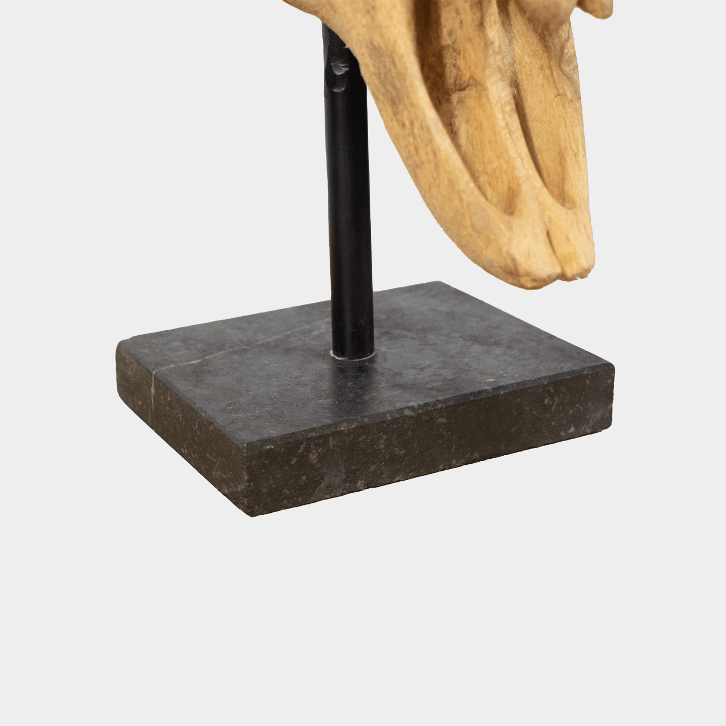 Zwarte stenen voet van decoratieve stierenkop hout op metalen standaard van Semra Heydari