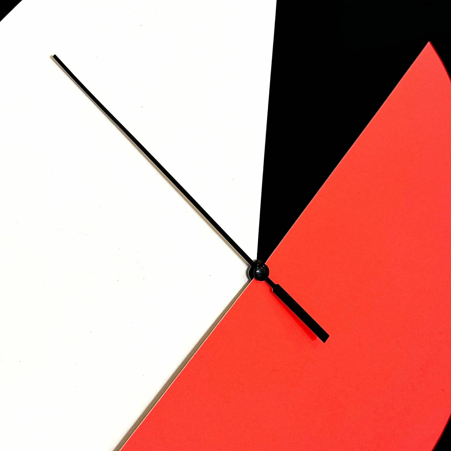 Designklok kunstwerk van Rob Stolte met geometrische vormen in zwart, rood en wit