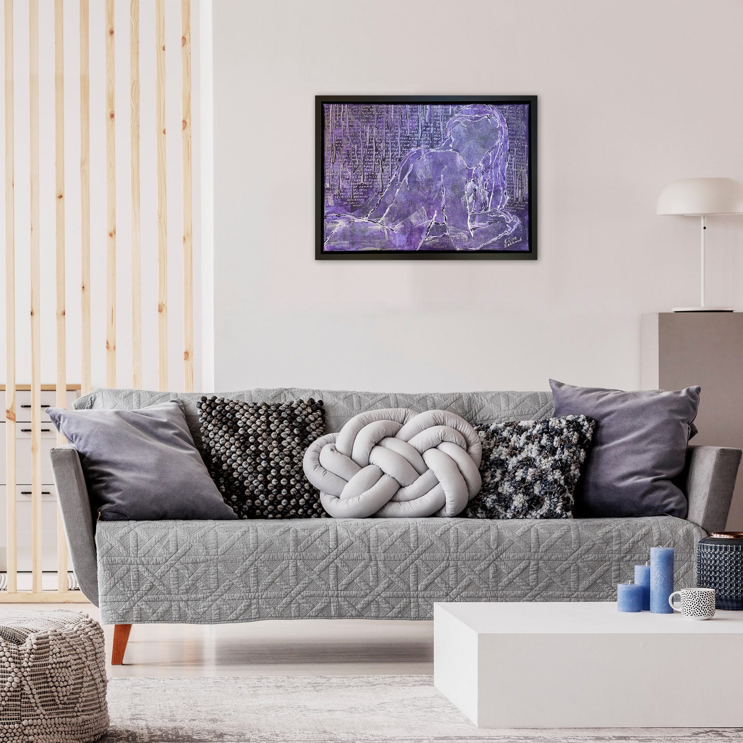 Moderne woonkamer met Fb Conversations schilderij van Elise Eekhout boven een grijze bank en kussens.