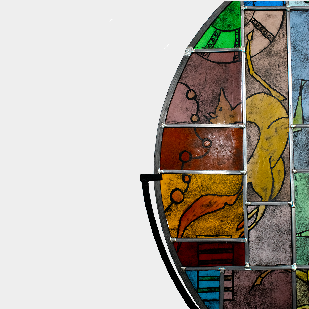 Glazen kunstobject Panta Rhei van Glas & Art - Ank Stumpel met kleurrijk abstract design en metalen frame