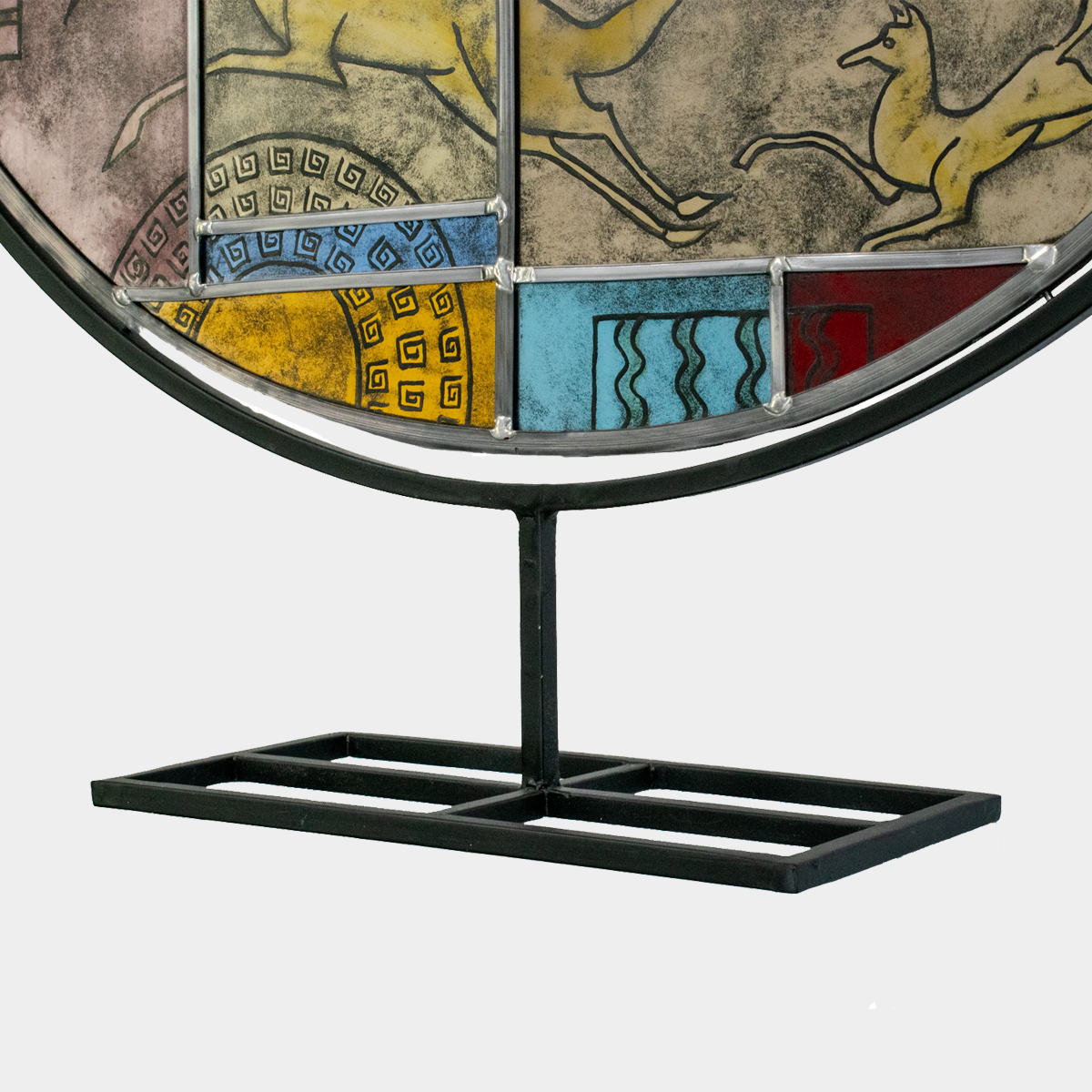 Detail van glazen kunstobject Panta Rhei met kleurrijke geglazuurde patronen en zwarte metalen standaard