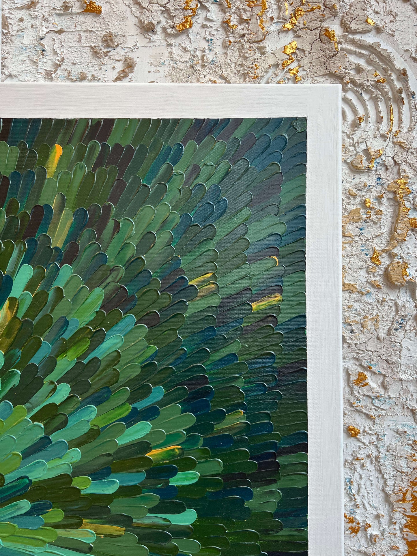 Groene abstracte kunst op doek van Atelier58 met verschillende tinten groen en blauw in een wit frame