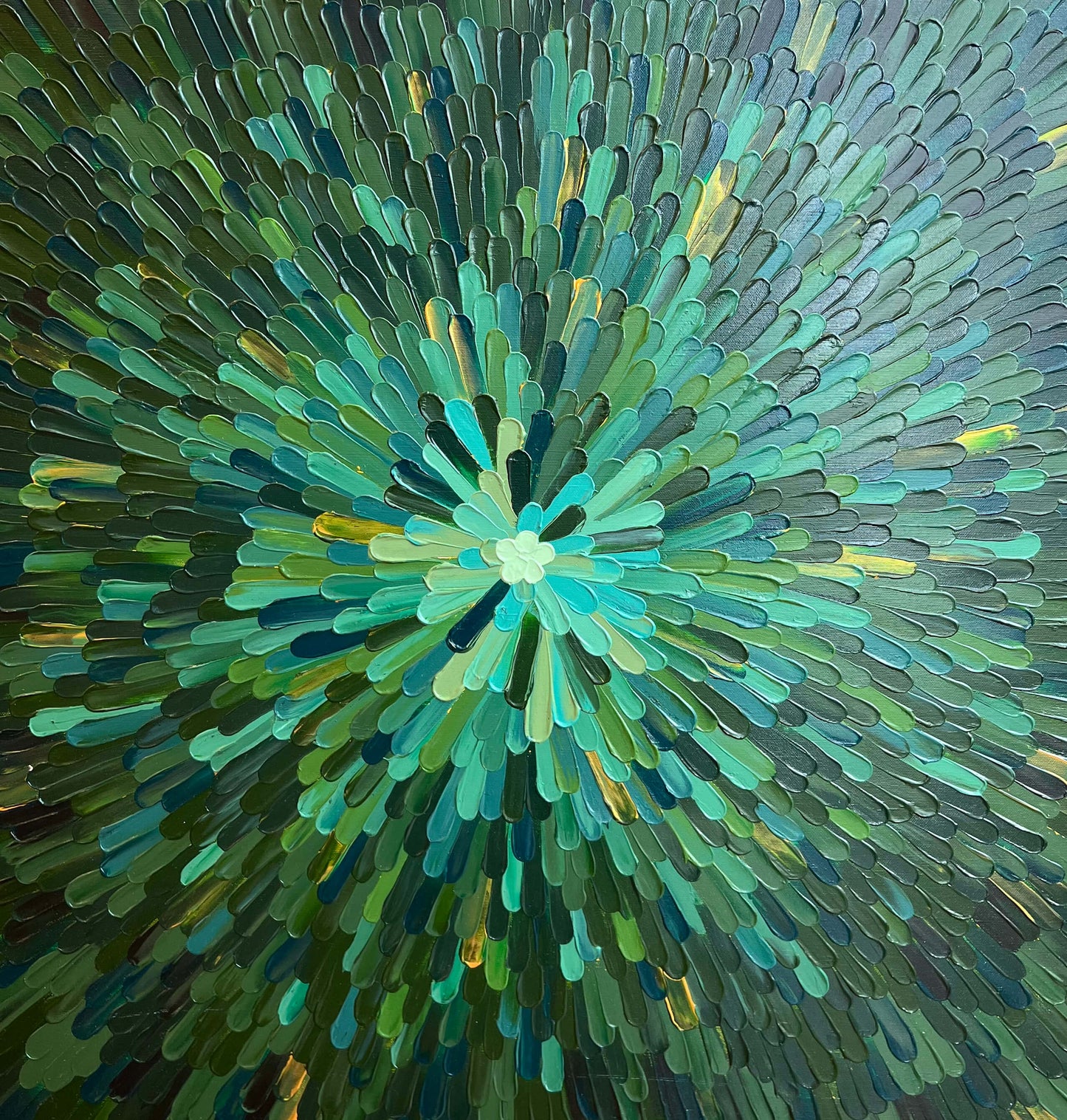 Groene abstracte kunst op doek met diverse tinten groen in cirkelvormig patroon van Atelier58