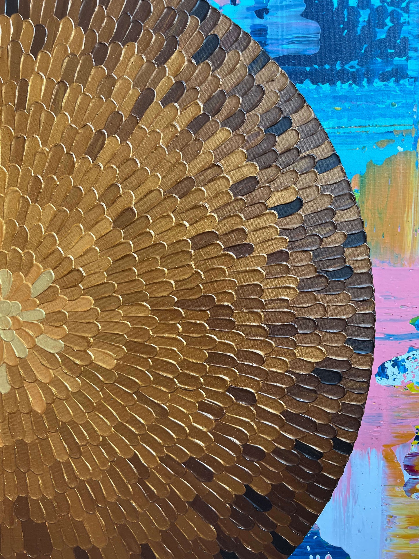 Rond schilderij van Atelier58 met gouden en bruine penseelstreken op kleurrijke achtergrond