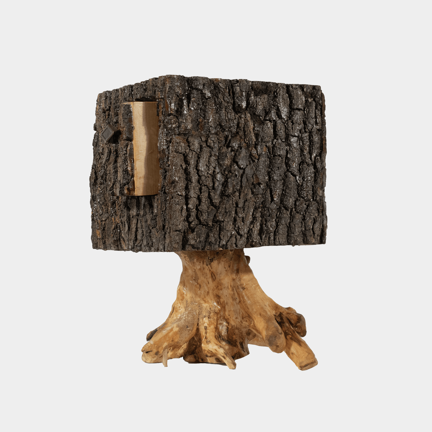 Unieke houten schaaktafel van Semra Heydari met natuurlijke boomschors en voetstuk