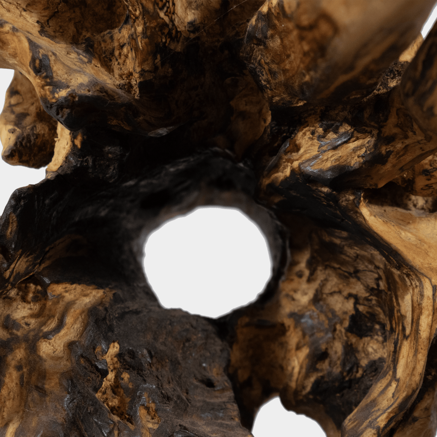 Close-up van een houten sculptuur op voet met natuurlijke houtstructuren en organische vormen