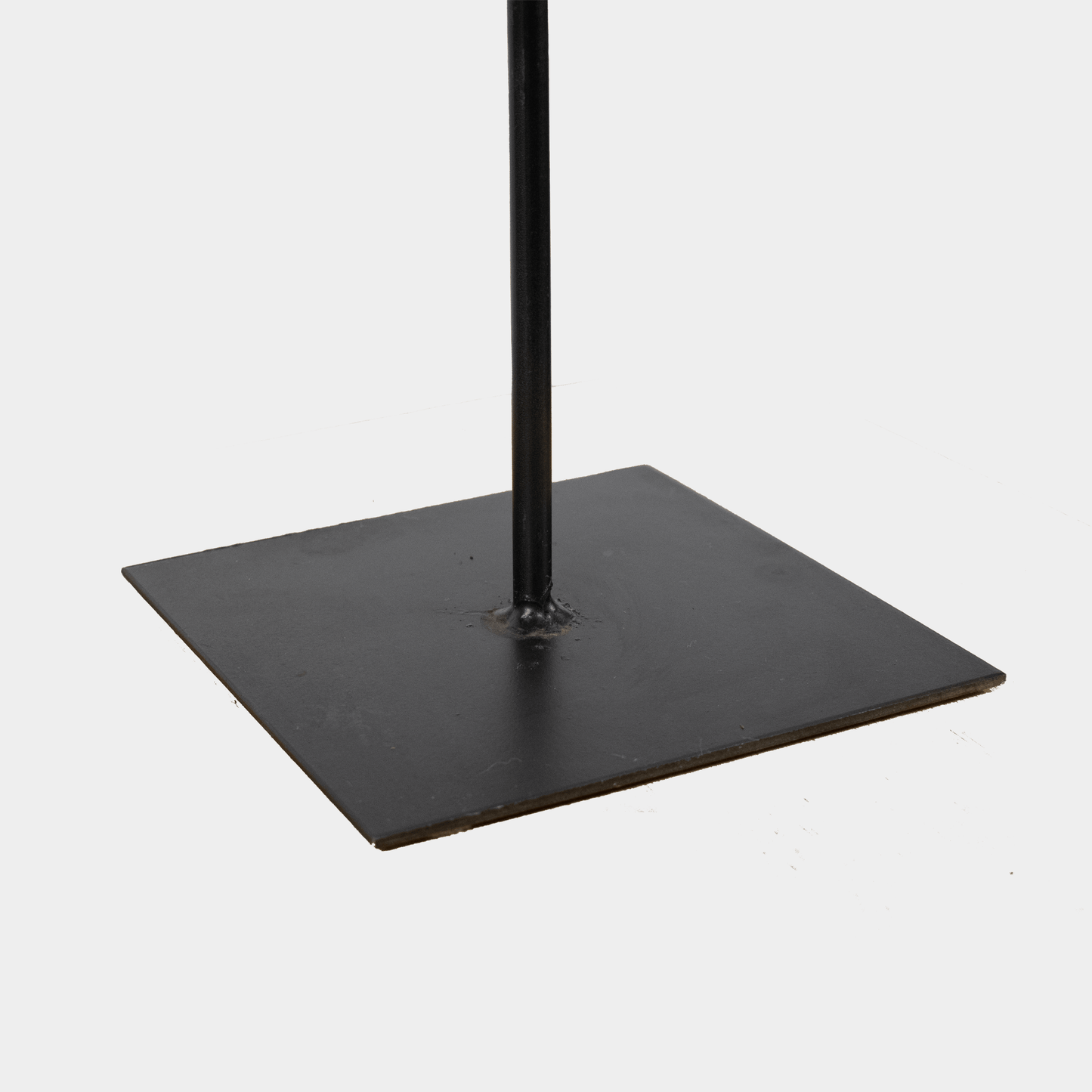 Metalen voet voor houten sculptuur op voet voor stabiele presentatie en ondersteuning