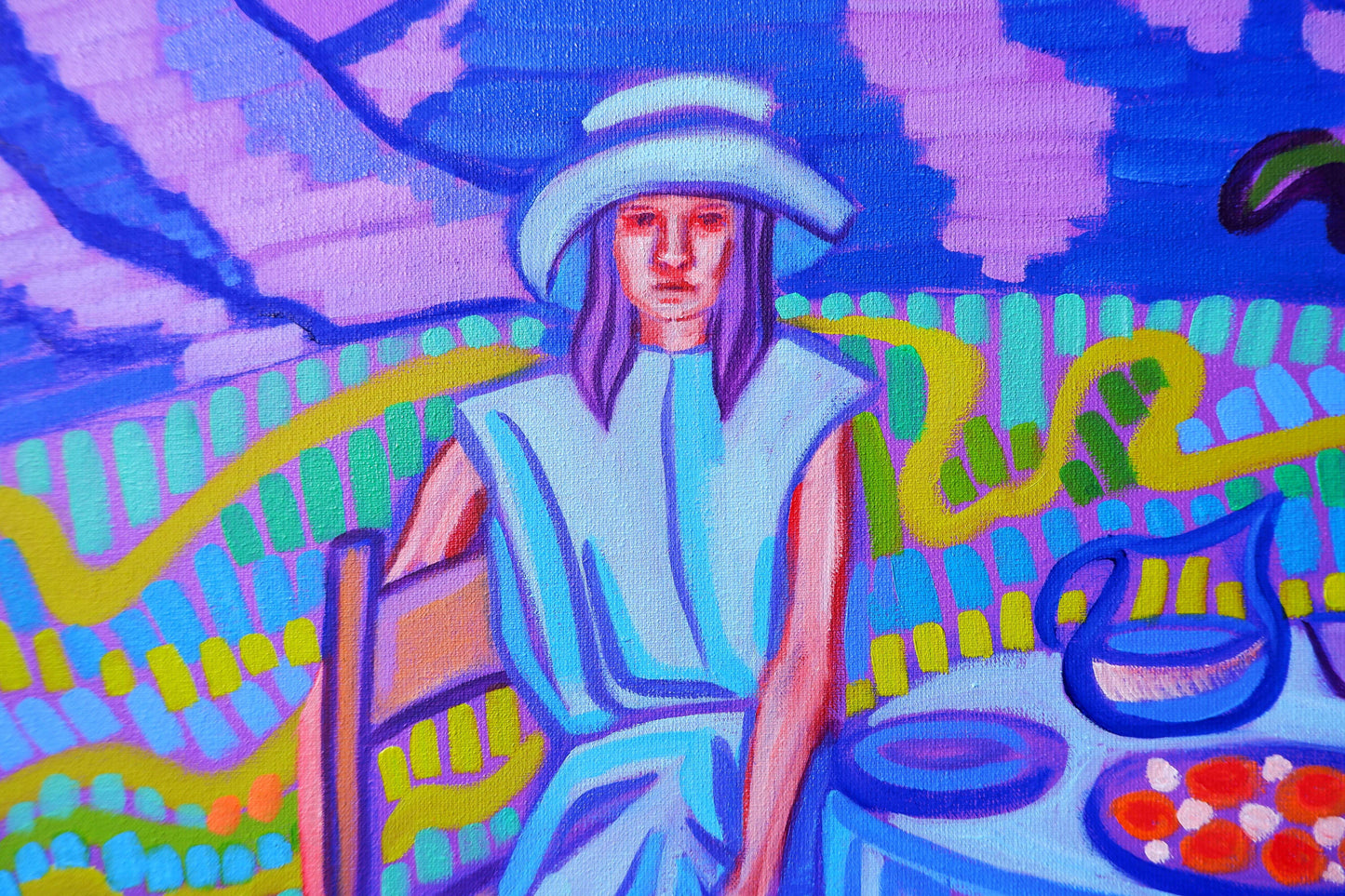Humdrum Blues schilderij met kleurige abstracte achtergrond en figuur in lichte kleding zittend aan een tafel