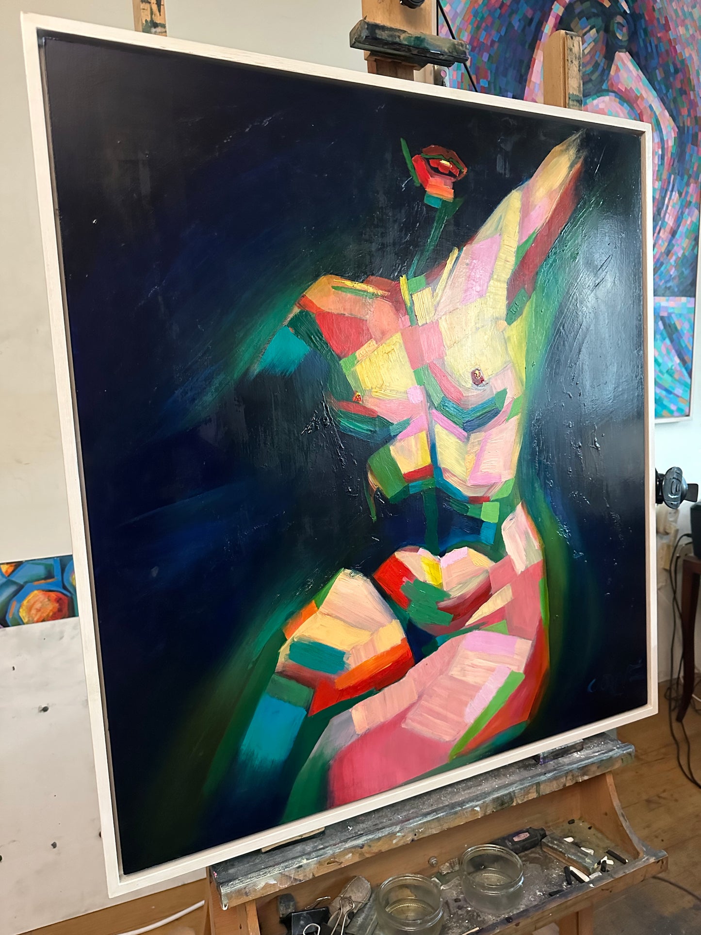 Kubistisch naakt schilderij van Corné Akkers met levendige kleuren en abstracte vormen