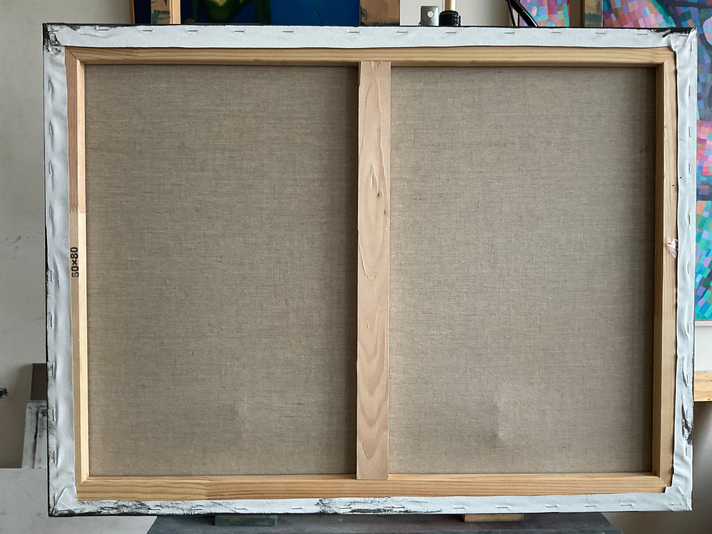 Achterkant van een kubistisch schilderij met houten frame en linnen ondergrond