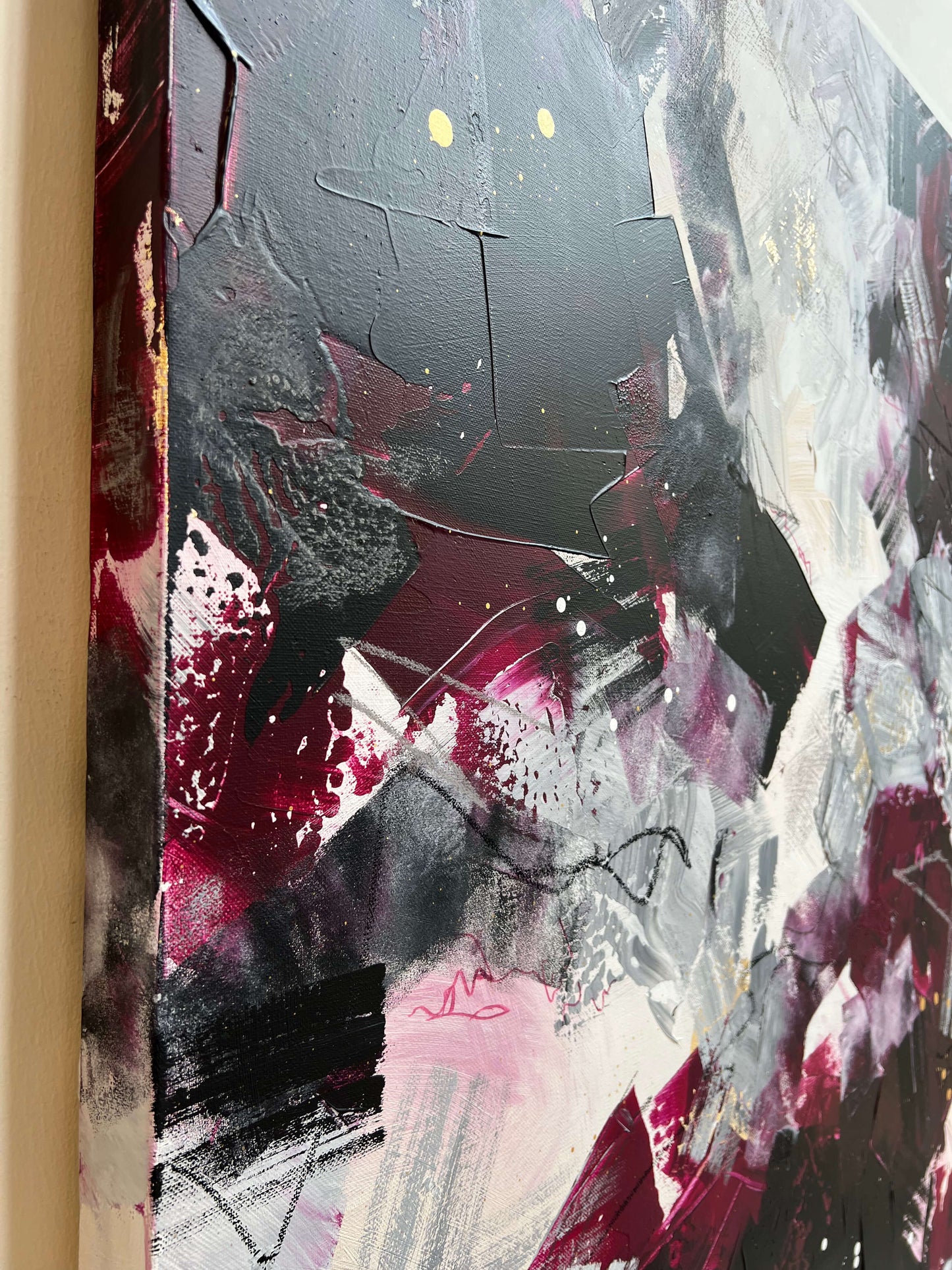 Abstract schilderij van Atelier58 met donkere en rode tinten voor kunst aan de muur kopen
