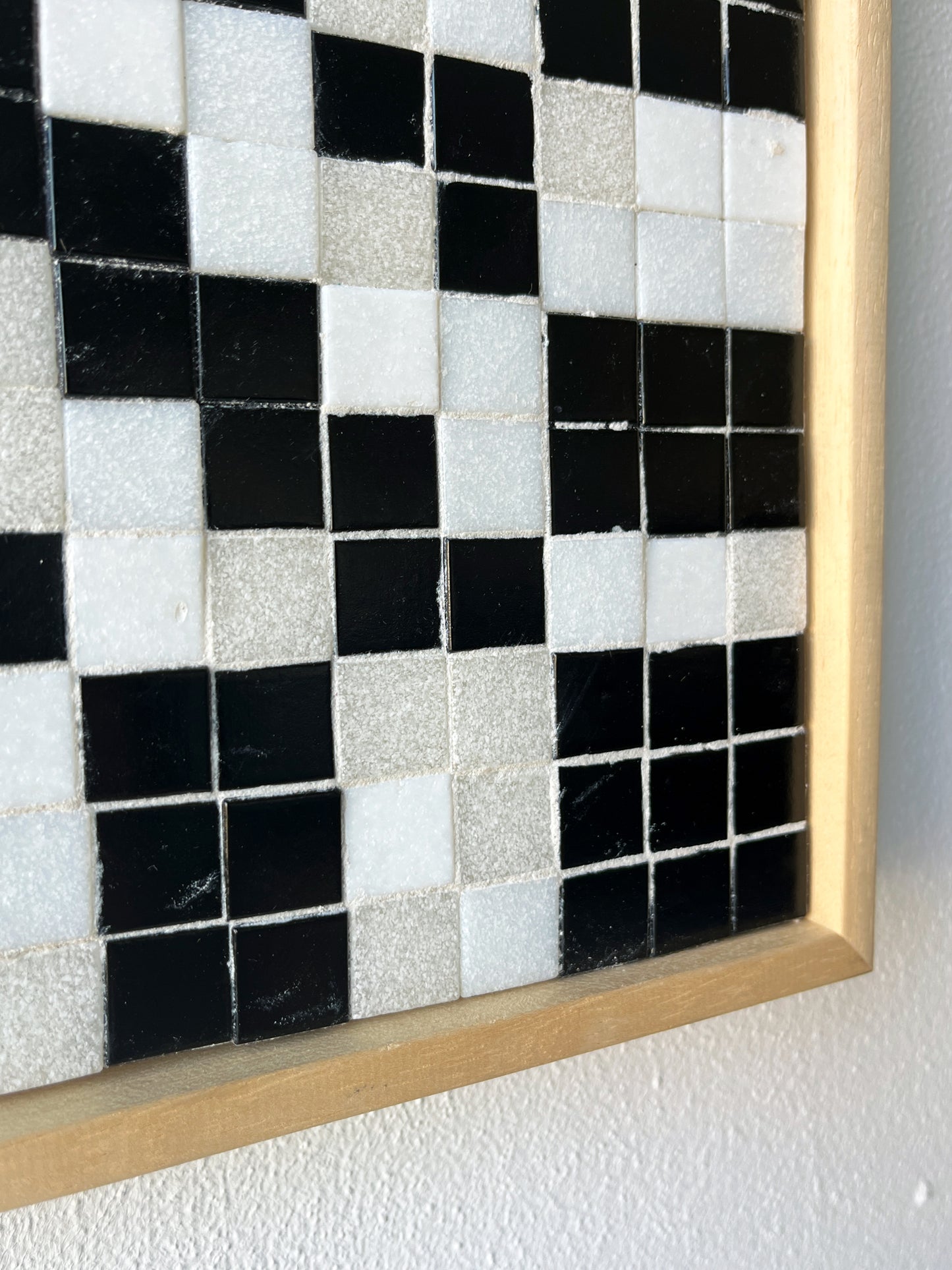 Zwarte, witte en grijze mozaïek tegels in houten lijst kunst door Guido de Boer