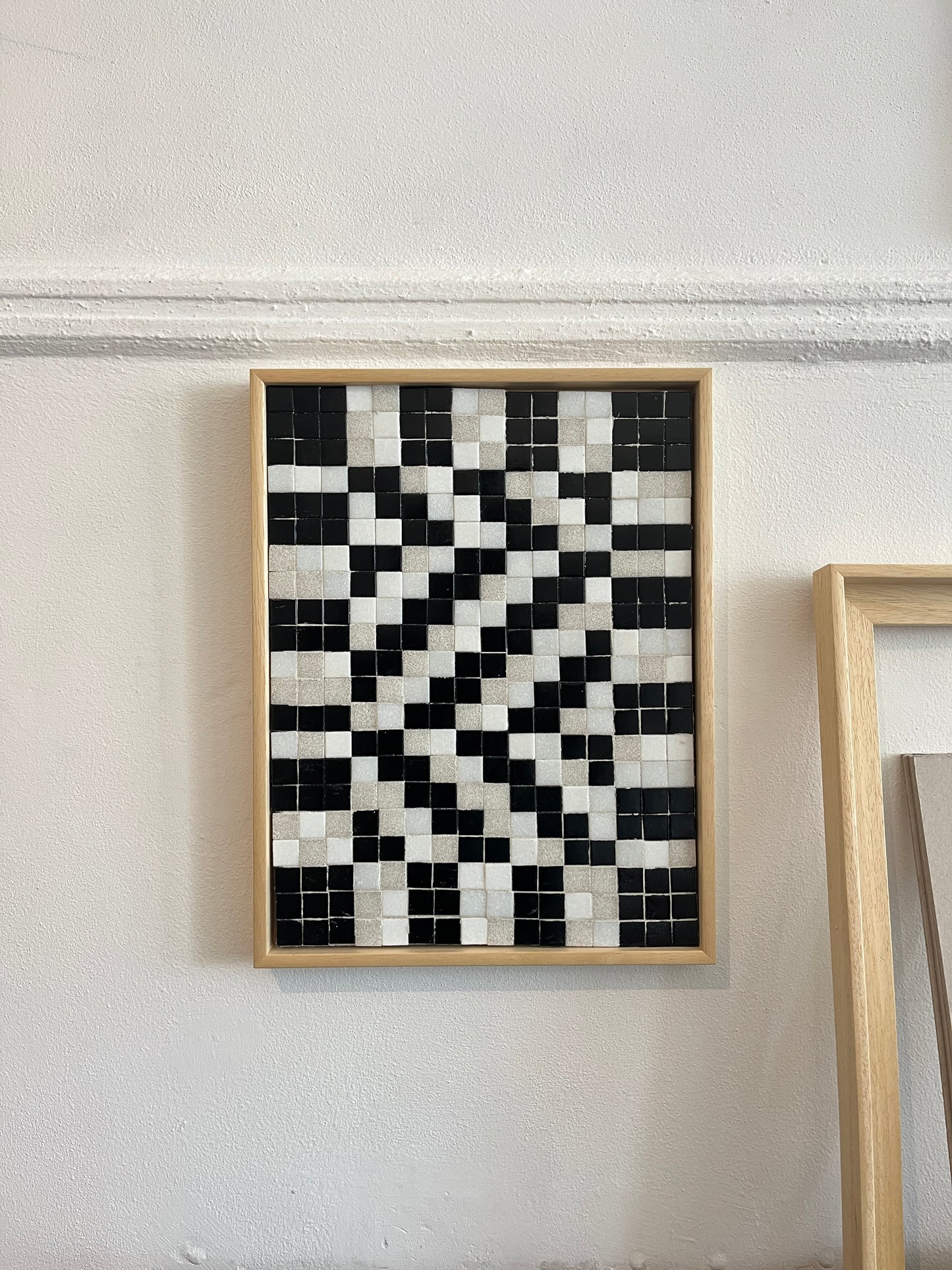 Zwart-wit visuele kunst met geometrisch patroon in houten lijst kunst door Guido de Boer