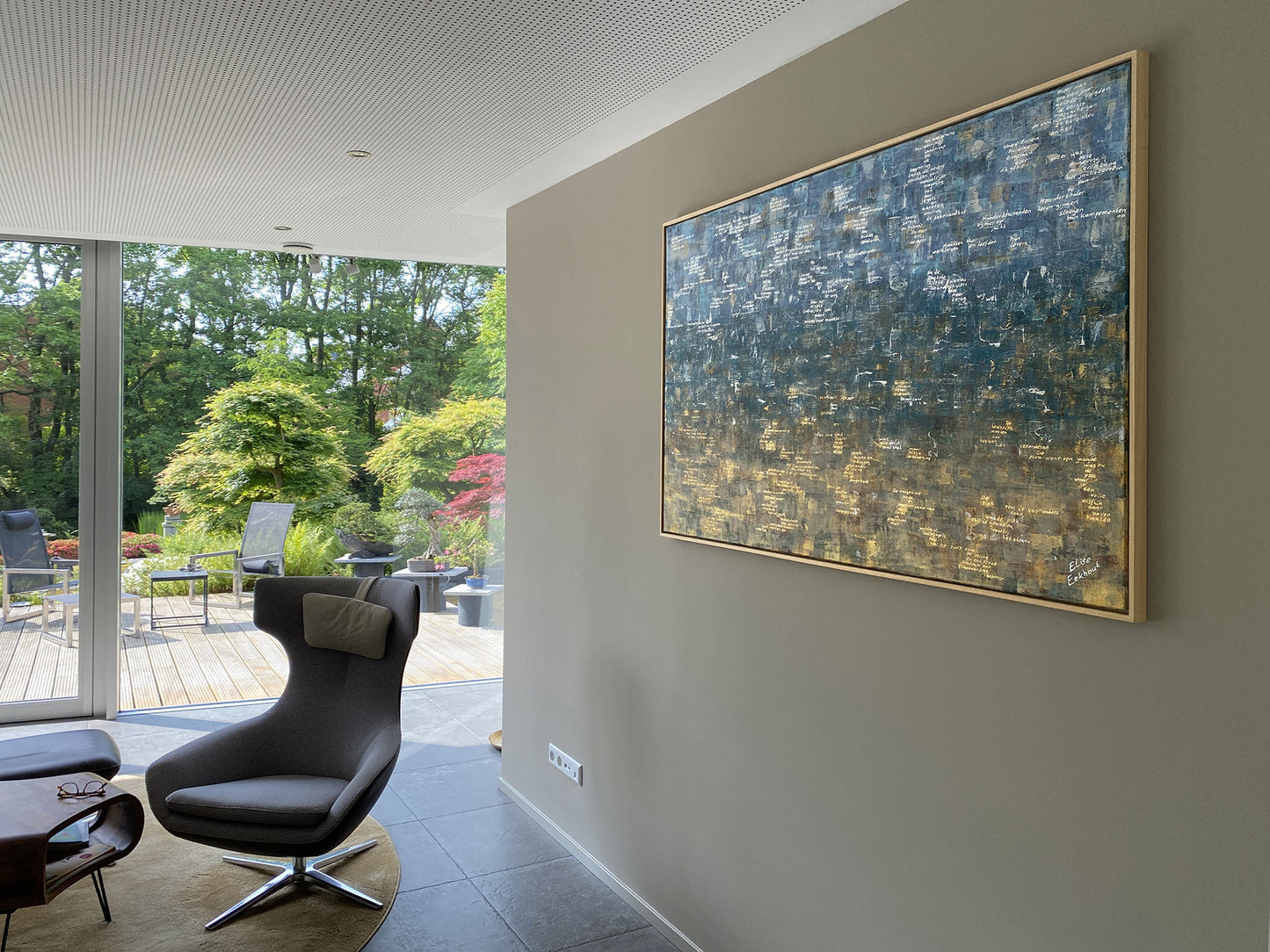 Moderne schilderij van Elise Eekhout met het thema verdronken land, geplaatst in een lichte woonkamer