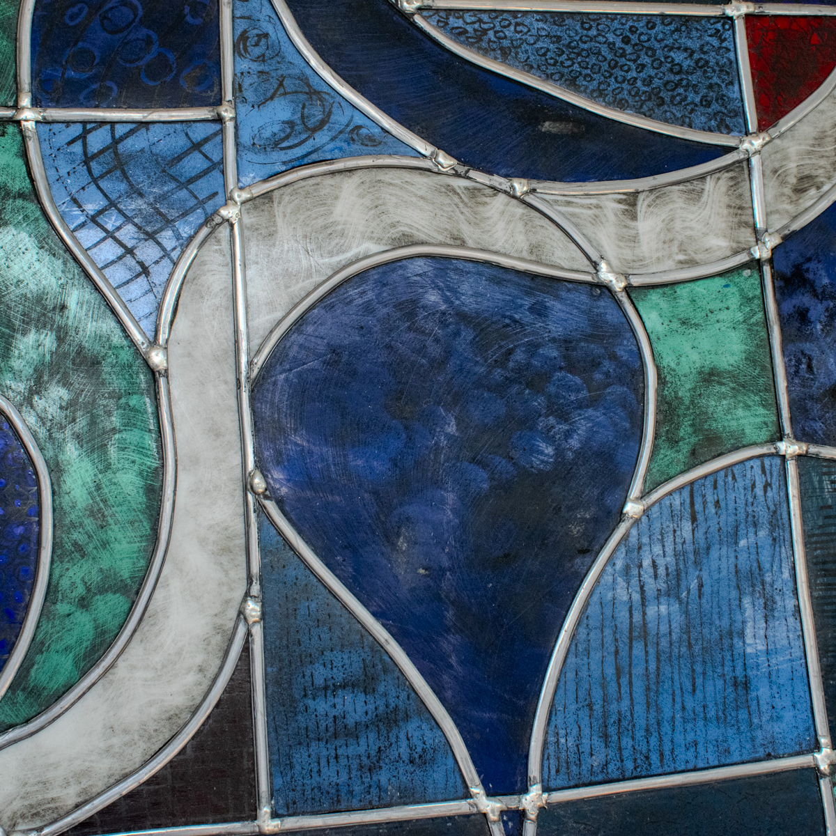 Lascaus Paard glas sculptuur met abstracte patronen in blauw, groen en wit van Glas & Art Ank Stumpel