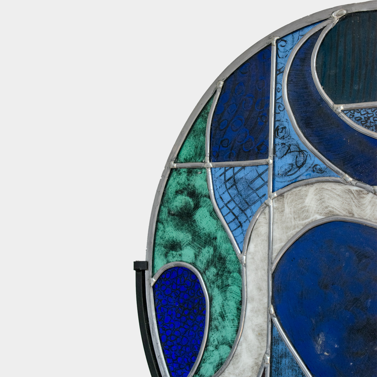 Detail van kleurrijk glaskunstwerk met blauw en groen glas van Glas & Art - Lascaus Paard glas sculptuur