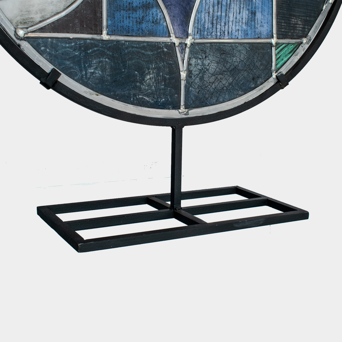 Zwarte metalen standaard van de Lascaus Paard glas sculptuur van Glas & Art Ank Stumpel