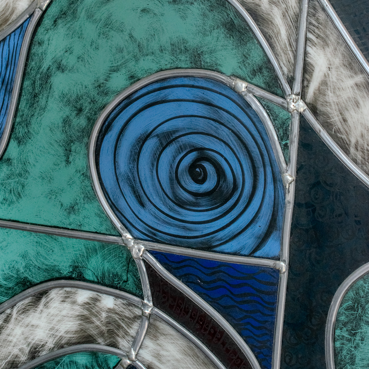 Close-up van Lascaux Vogel glas kunst met blauw en groen gekleurd glas en zilverkleurige omlijsting