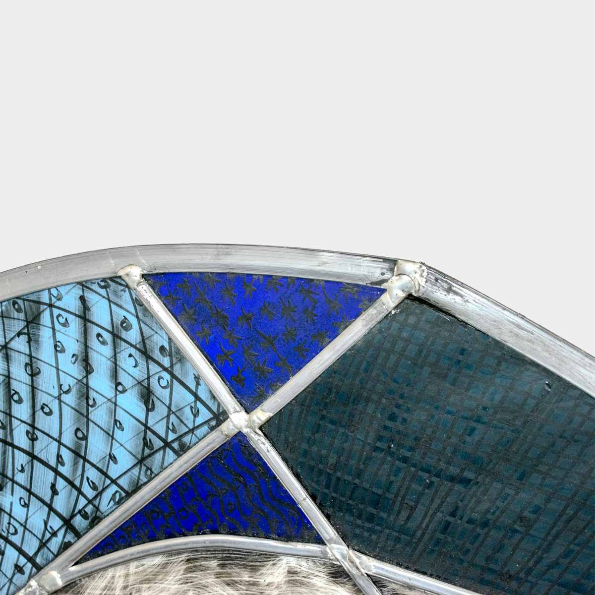 Detail van Lascaux Vogel glas kunst met blauw en zwart beschilderd glas in metalen frame