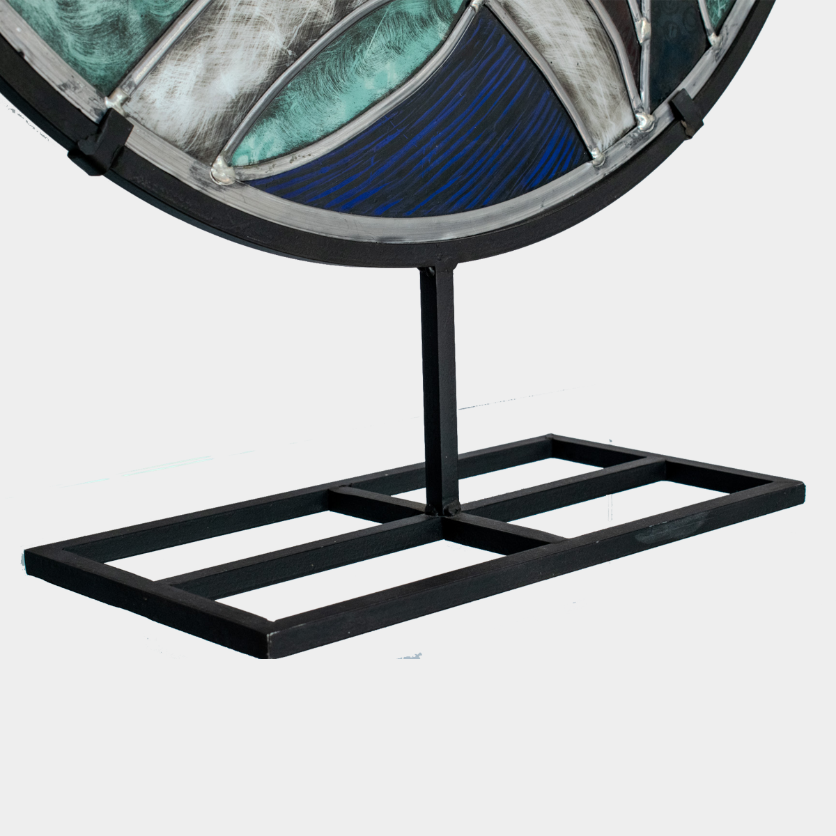 Zwarte metalen standaard van Lascaux Vogel glas kunst voor decoratieve glaskunst van Glas & Art Ank Stumpel