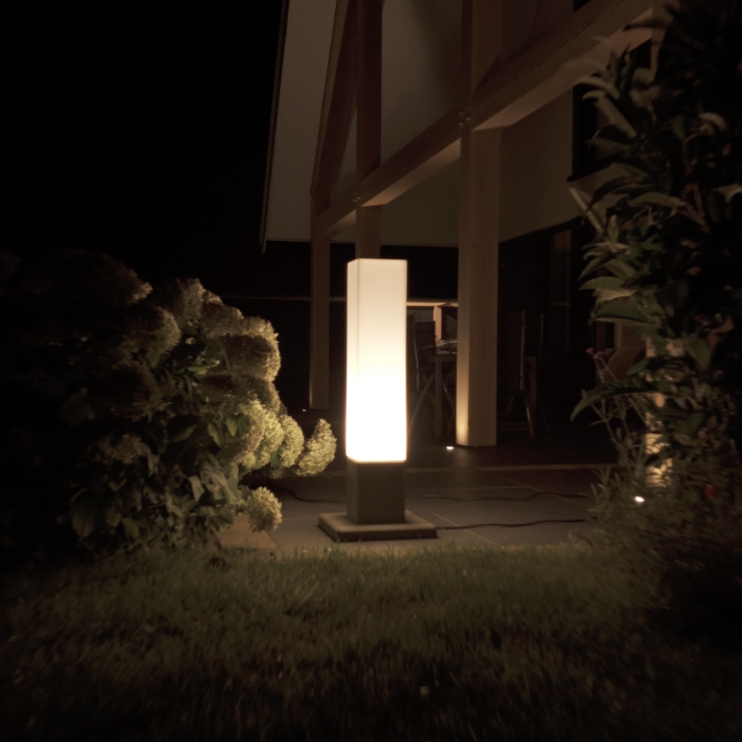 Dislux Linea high buitenlamp design moderne verlichte buitenlamp in tuin bij avond